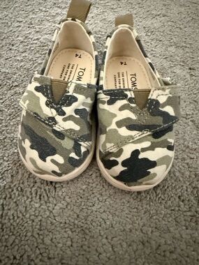 TOMS Kids Camouflage Slip-On Sneakers in Green and Tan